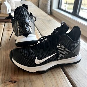 Mens Nike Lebron witness 4 size 8